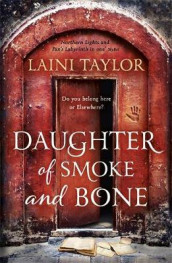 Daughter of smoke and bone av Laini Taylor (Heftet)