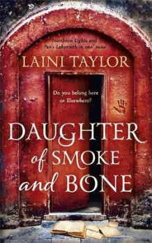 Daughter of smoke and bone av Laini Taylor (Heftet)